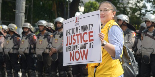 Aksi Massa Rompi Kuning Unjuk Rasa di MK