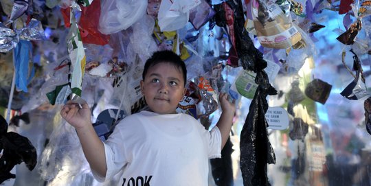 Secara Rata-Rata, Manusia Menelan 2.000 Partikel Plastik Setiap Harinya