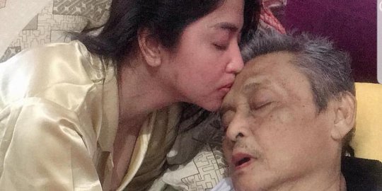 Rindu Almarhum Ayah, Dewi Perssik Tulis Kata-Kata Mengharukan