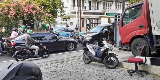Polisi Usut Pengendara BMW Lawan Arus dan Keluarkan Pistol di Jalan