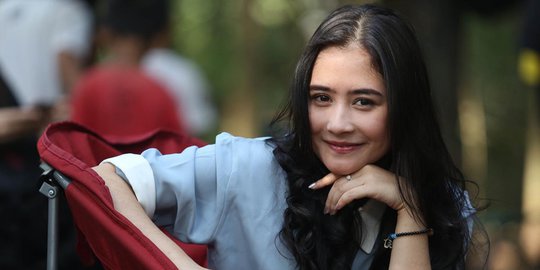 Unggah Foto Ini, Prilly Disebut Makin Berani Tampil dengan Pakaian Terbuka