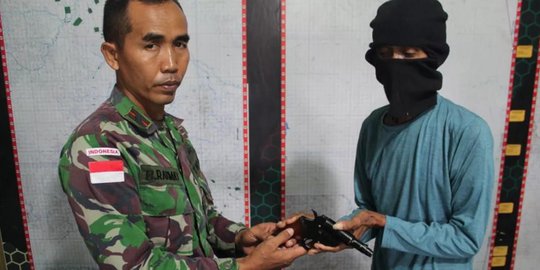Warga Keerom Sukarela Serahkan Senapan MP5 & Revolver Rakitan pada TNI