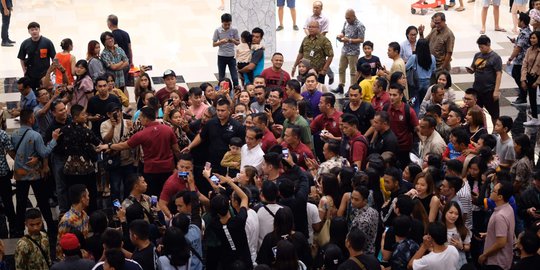 Usai Kunker, Jokowi Ajak Jan Ethes ke Mal di Bali Jajan Es Krim