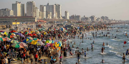 Usai Idul Fitri, Warga Palestina Berlibur Penuhi Pantai