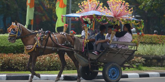 Sempat Dilarang, Delman Hias Kembali Keliling Monas