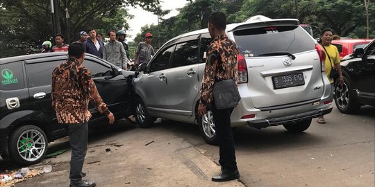 Avanza Tabrak Pedagang Bakso dan Minibus di Serpong