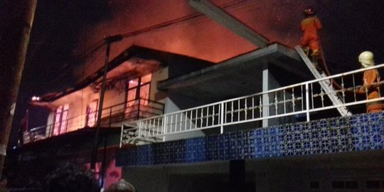 Api Lalap Rumah di Kompleks Kodam Pesanggrahan Jaksel, Seorang Kolonel Terluka Bakar