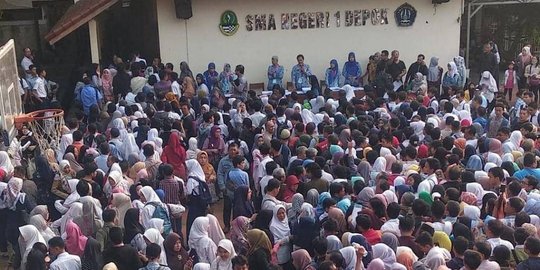 Antrean Wali Murid di Depok saat Hari Pertama Pendaftaran Tingkat SMA/SMK