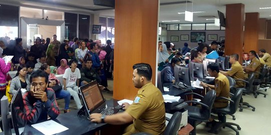 Lengkapi Berkas PPDB Online, Warga Tangsel Serbu Kantor Dinas Dukcapil