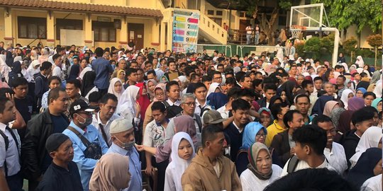 Pendaftar di SMA 1 Depok Membeludak, Orang Tua Antre Sejak Pukul 2 Dinihari