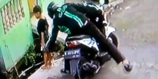 Grab Putuskan Kemitraan Pengemudi Ojek Yang Rampas HP Anak Kecil