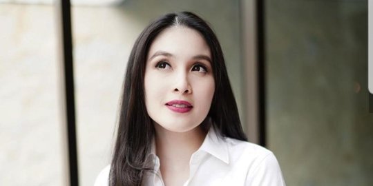 Foto Bareng Sang Anak, Sandra Dewi: Kenapa Muka Gue Galak Bener Ya?