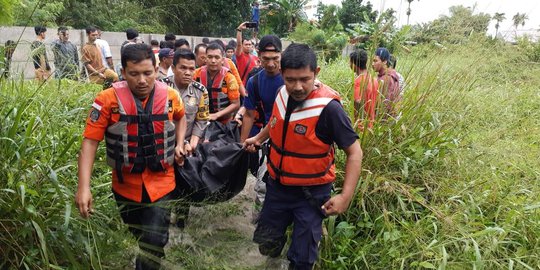 Genggaman Tangan Suami Terlepas, Yeni Tewas Terseret Banjir