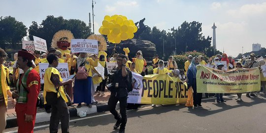 Datangi MK, Massa Berbaju Kuning Berharap Indonesia Kembali Rekat