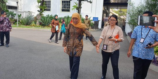 Jalan Ditutup Karena Sidang MK, Khofifah Terpaksa Jalan Kaki Temui Jokowi di Istana