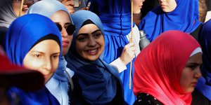 Aksi Muslimah Kanada Protes Larangan Jilbab