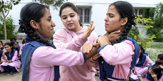 Antusias Pelajar Perempuan India Berlatih Bela Diri