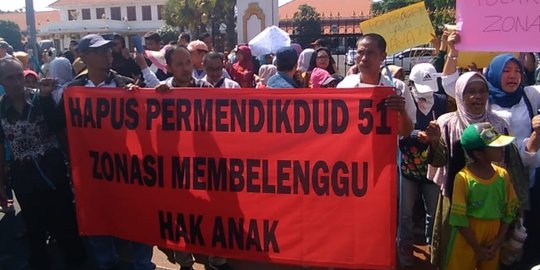 Tolak Zonasi PPDB 2019, Pendemo di Surabaya Adang Mobil Dinas