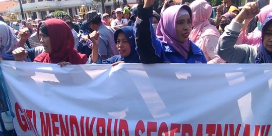 Diprotes Wali Murid, PPDB 2019 di Jatim Dihentikan Sementara