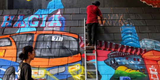 Melihat Pembuatan Mural Gravity di Kolong Tol