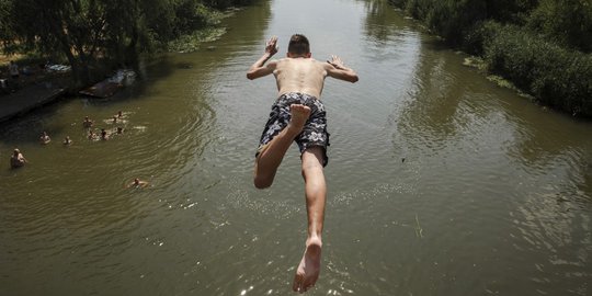 Terjun dari Ketinggian di Tengah Suhu Panas Serbia