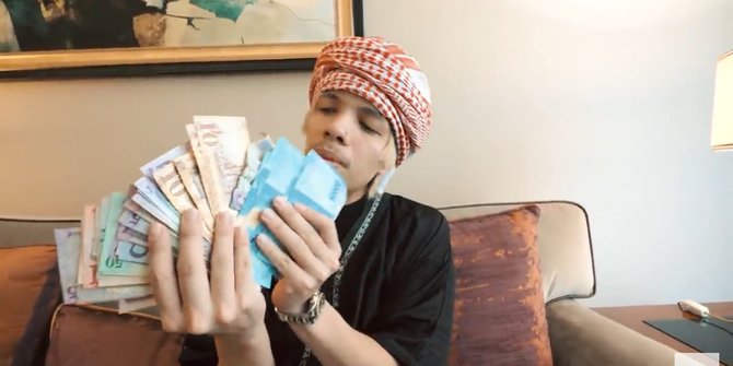 Tajir Melintir! Lihat Aksi Atta Halilintar Bagi-Bagi Uang Dolar dan Riyal