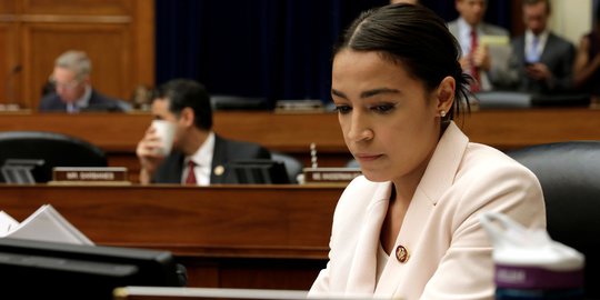 Politikus Cantik AS Tuding Gaji Pemberian Amazon Buat Pegawainya Kelaparan