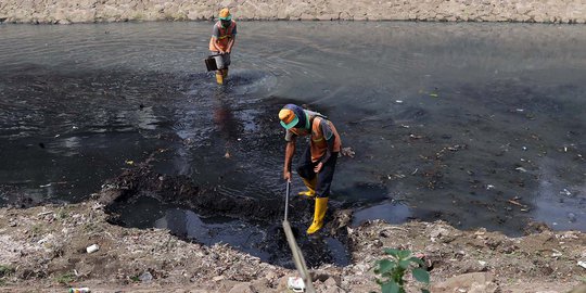 Gunakan Cara Manual, Pekerja UPK Badan Air Bersihkan Kali Cideng