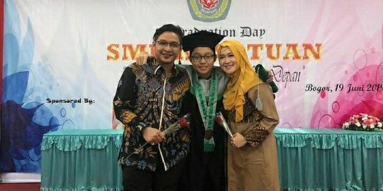 Meski Telah Bercerai, Pasha Ungu dan Okie Agustina Kompak Hadir di Wisuda Sang Anak