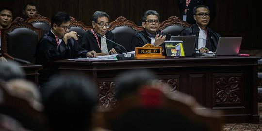 Tim Hukum Jokowi Bakal Hadirkan Ahli Hukum dari UGM dan Unpad di Sidang MK Besok