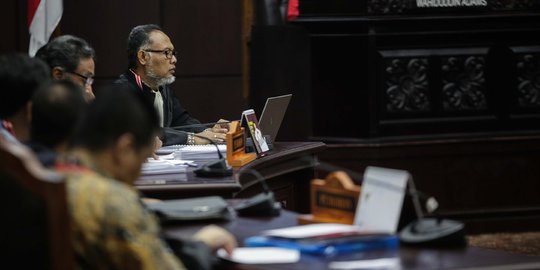 Hakim MK Tegur Bambang Widjojanto, Minta Tak Berpindah-pindah Duduk