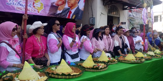 Rayakan Ultah Jokowi ke-58, Warga dan Pedagang Pasar Gede Potong Tumpeng