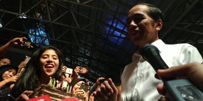 Jokowi 'Dipaksa' Tiup Lilin Kue Ulang Tahun