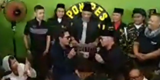 Momen saat Deddy Corbuzier Pakai Peci Setelah Masuk Islam