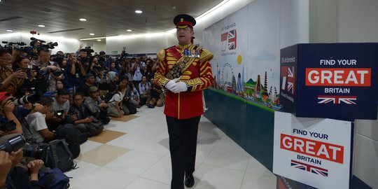 Musisi Militer Inggris Hibur Warga Jakarta di Terowongan Kereta MRT