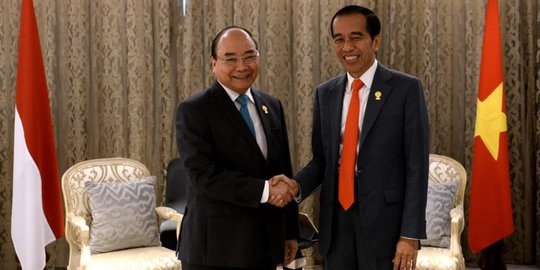 Bertemu Nguyen Xuan Phuc, Jokowi Dorong Penyelesaian Batas ZEE RI-Vietnam