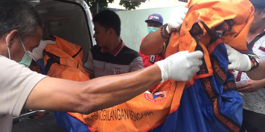 Duka Mendalam Ayah Korban Kebakaran, Peluk Erat Bantal Kesayangan Anak