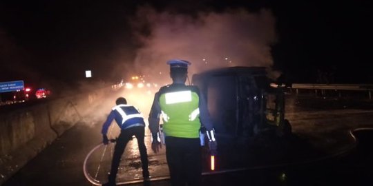 Pikap Bermuatan Melon Terbakar di Tol Nganjuk, Satu Orang Tewas