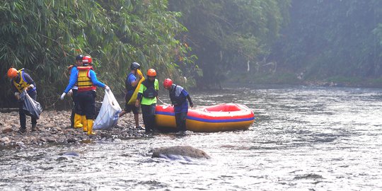 Sukarelawan Gotong Royong Bersihkan Aliran Sungai Ciliwung