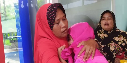 Putri Menangis Histeris Lihat Jenazah Ibunya Korban Kebakaran Pabrik Korek di Langkat