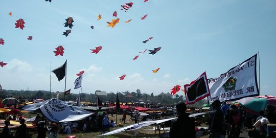 Serunya Lomba Terbangkan Layang-layang Raksasa di Bali