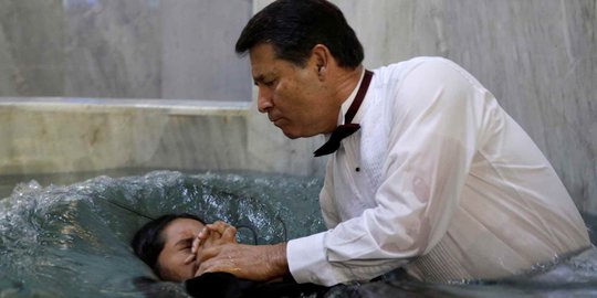 Melihat Prosesi Pembaptisan Pengikut Gereja 'La Luz Del Mundo' di Meksiko