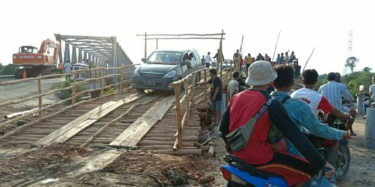Gara-gara Dilintasi Truk, Jembatan Darurat di Jalintim Sumatera Ambles
