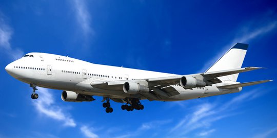 Indef: Penurunan Harga Avtur Hanya Solusi Sesaat Turunkan Tarif Pesawat