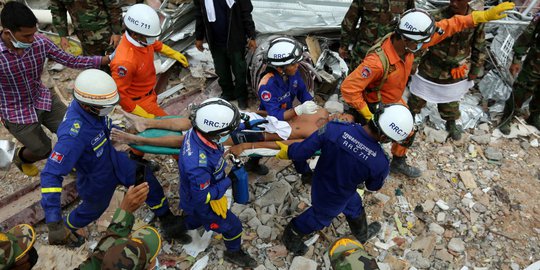 Perjuangan Tim Penyelamat Mencari Korban Bangunan Ambruk di Kamboja