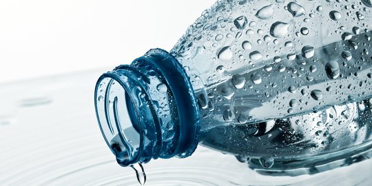 Kurangi Penggunaan Plastik, Bupati Waykanan Bagi-bagi Botol Minum ke ASN