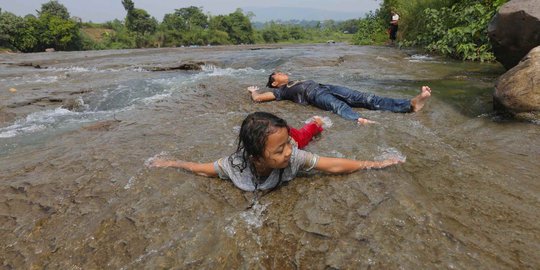 Asyiknya Liburan Gratis di Aliran Sungai Gunung Sari Citeureup