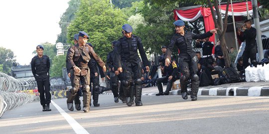 Usir Kejenuhan, Personel Brimob Menari Bersama