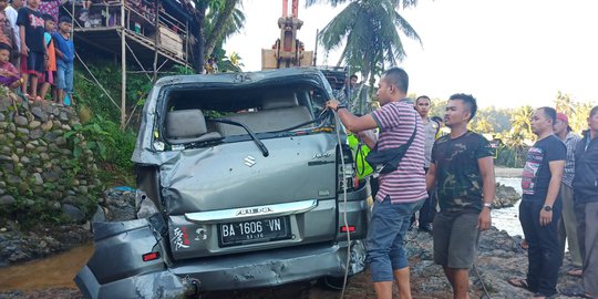 Minibus Terjun ke Sungai Mandailing Natal, 1 Meninggal dan 2 Hilang