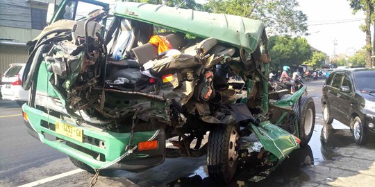 Tabrak Tronton di Depan, Truk Bermuatan Gula Ringsek